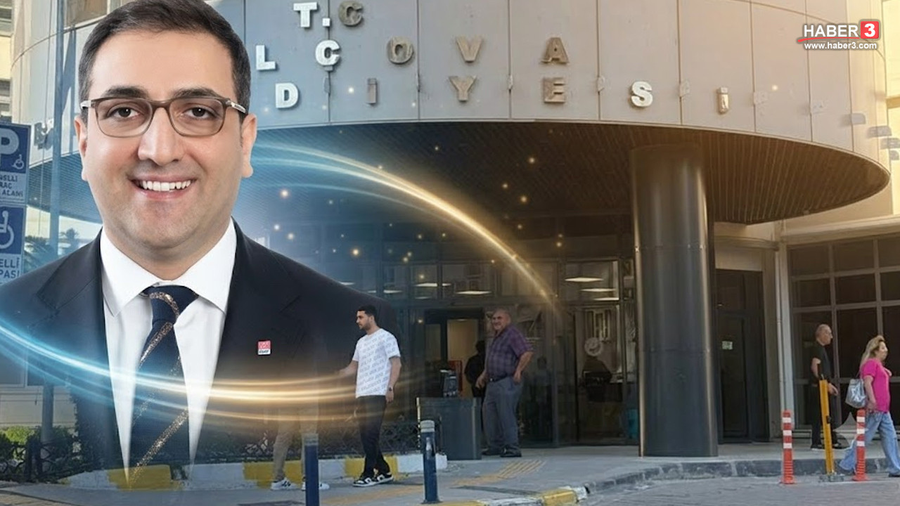 İzmir'de imar ve rüşvet operasyonu kapsamında adliye önünde bekleyenler.