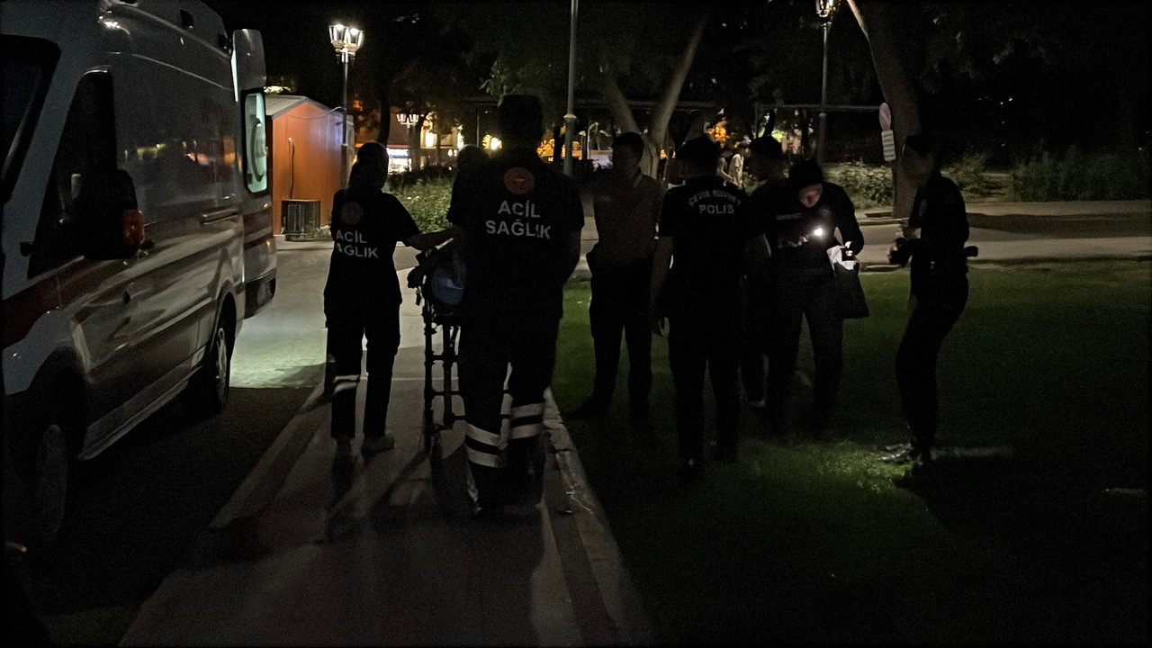 Konya'da parkta baygın halde bulunan 17 yaşındaki genç kızın ambulansla hastaneye nakledilme anı.