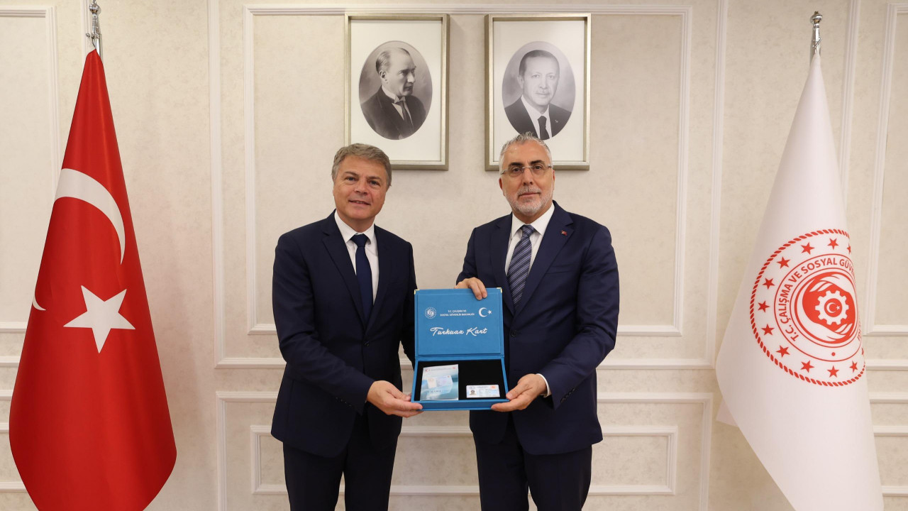 Bakan Vedat Işıkhan ve Renault Group Türkiye CEO'su Lionel Jaillet