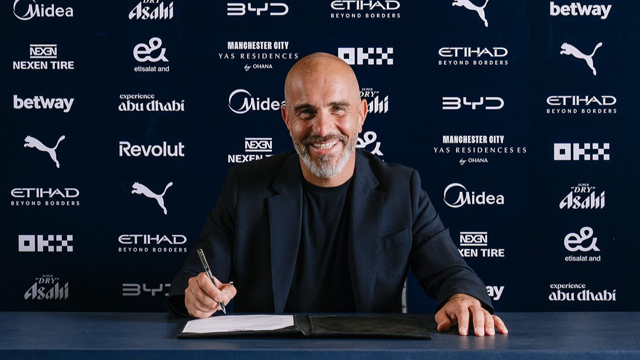 Manchester City'nin yeni teknik direktörü Enzo Maresca saha kenarında