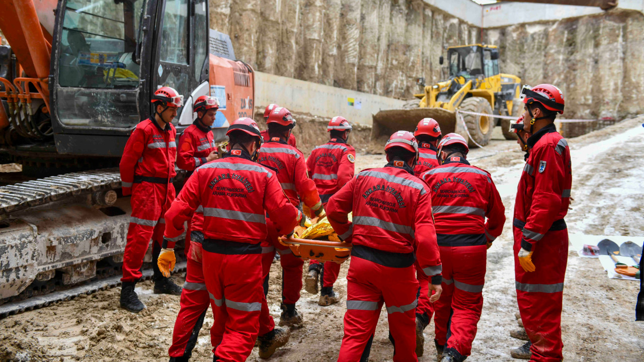 Ankara'da raylı sistem şantiyesinde gerçekleştirilen afet tatbikatından bir görünüm