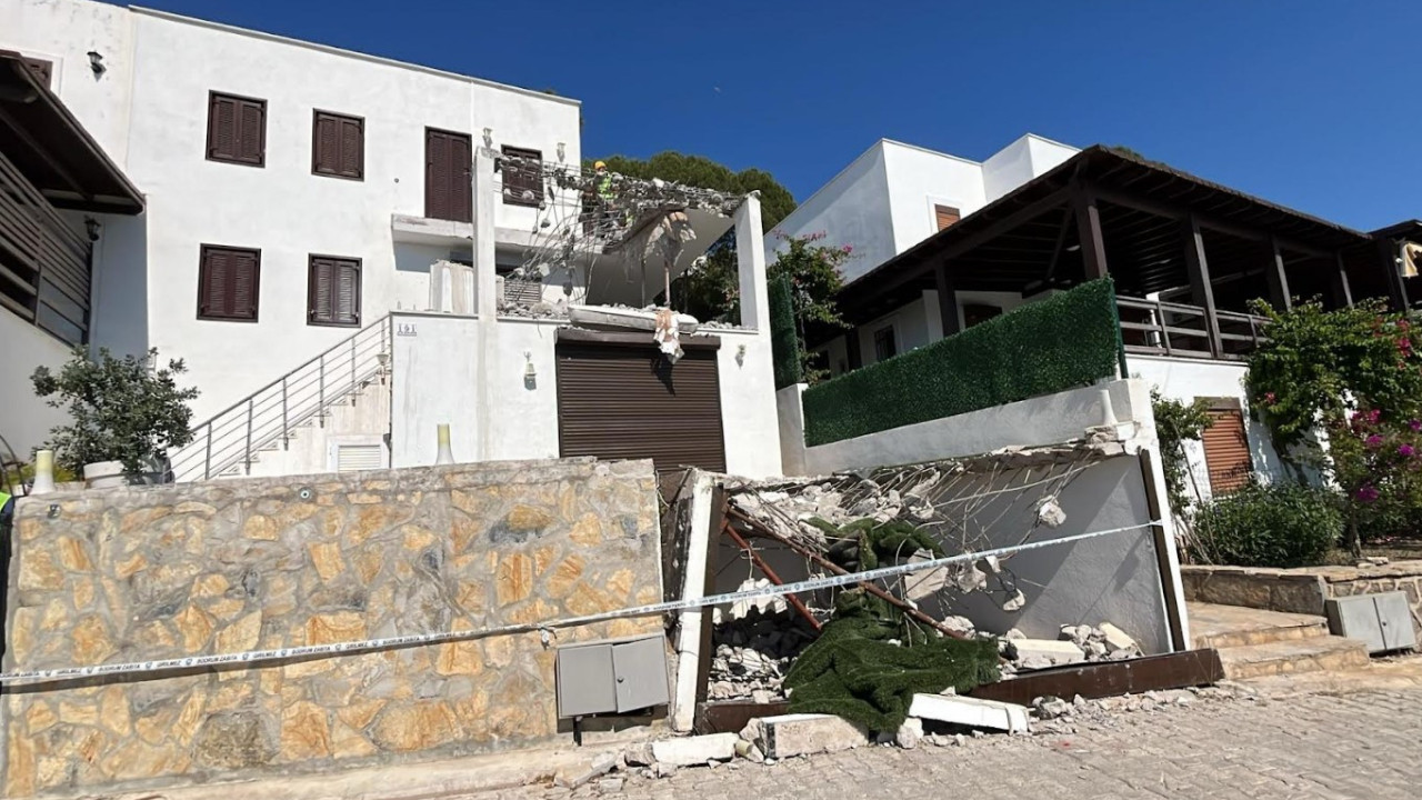 Bodrum'da kaçak yapı yıkımından bir görüntü