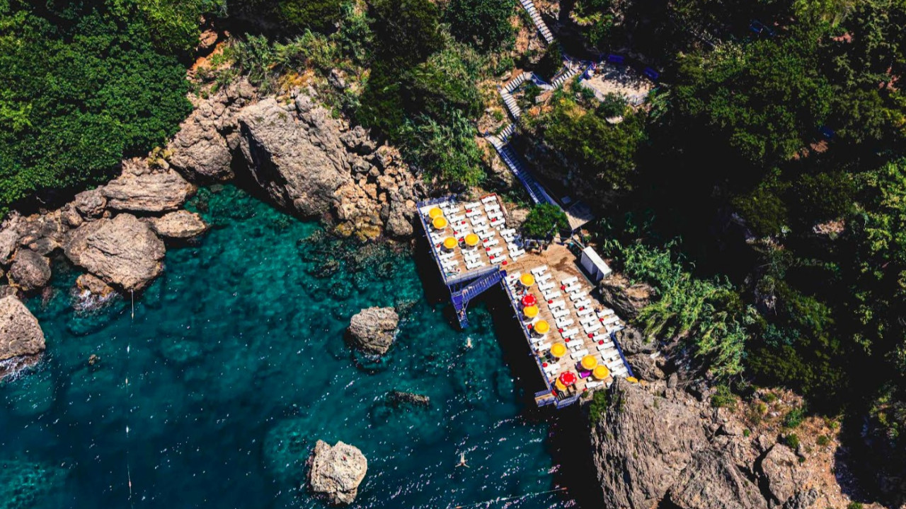 Antalya Muratpaşa'da bulunan mavi bayraklı plajlardan bir görünüm