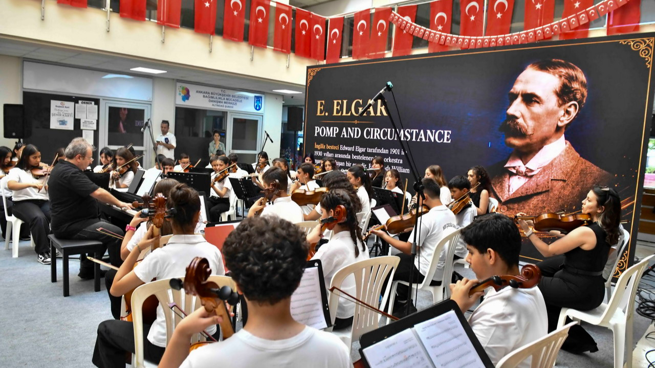 Ankara Her Çocuğa Sanat Projesi kapsamında kurulan çocuk orkestrası sahnede