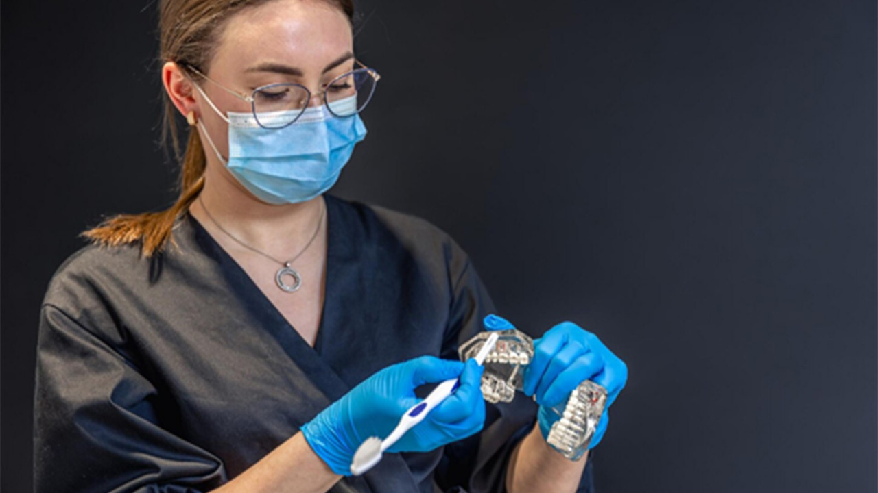 Diş implantı tedavisi için doktor seçimiyle ilgili görseller.