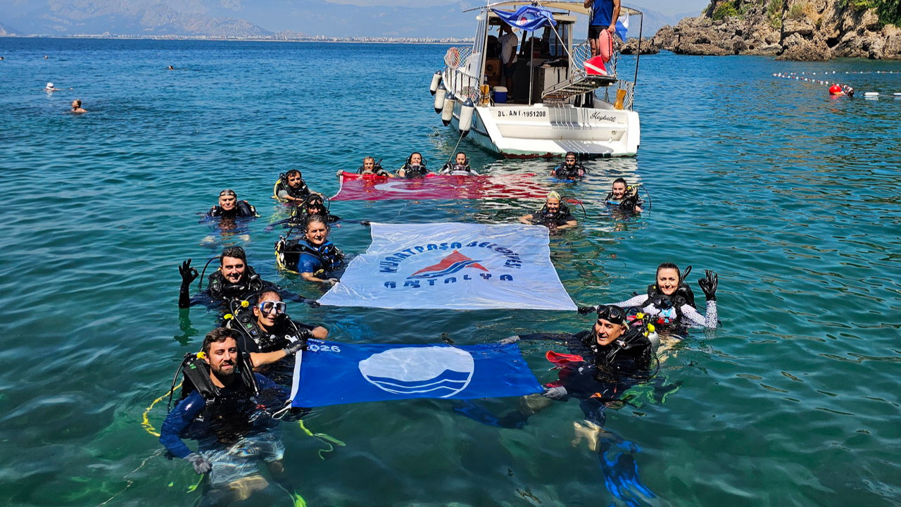 Muratpaşa Belediyesi dalgıçları Erenkuş Plajı'nda deniz temizliği yapıyor