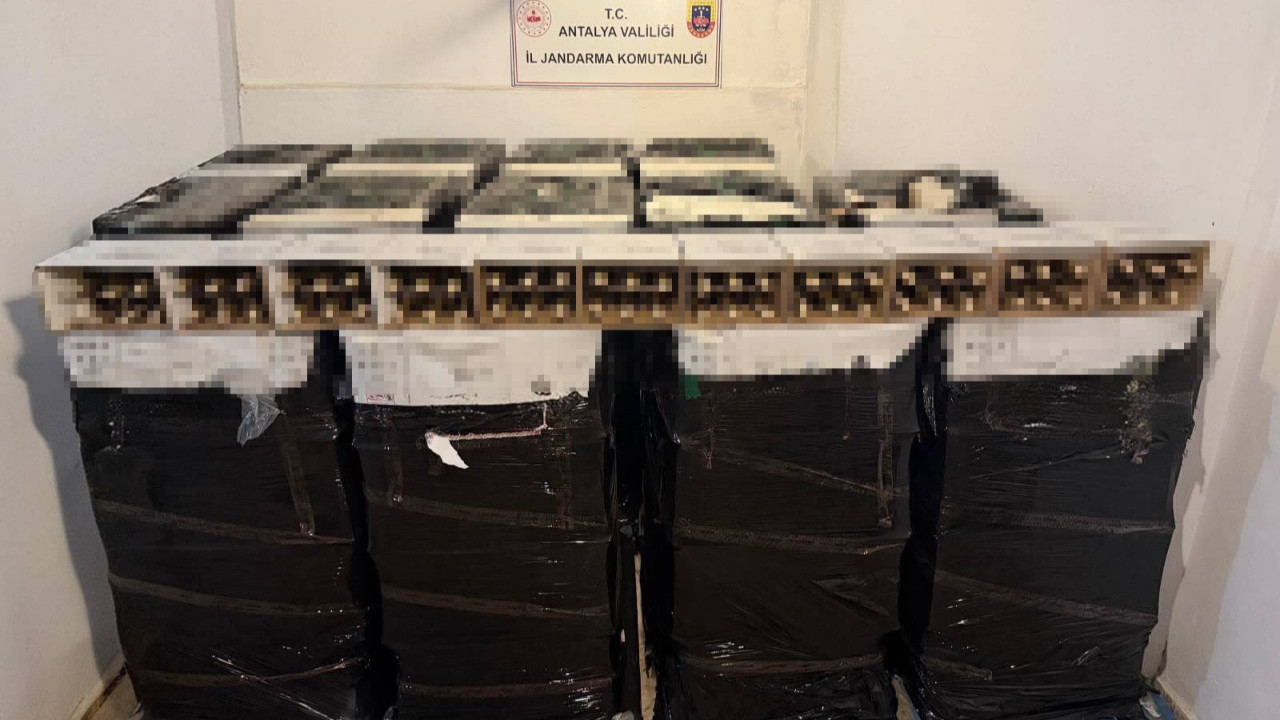 Kemer'de bir otel deposunda jandarma tarafından el konulan sahte şampanyalar.