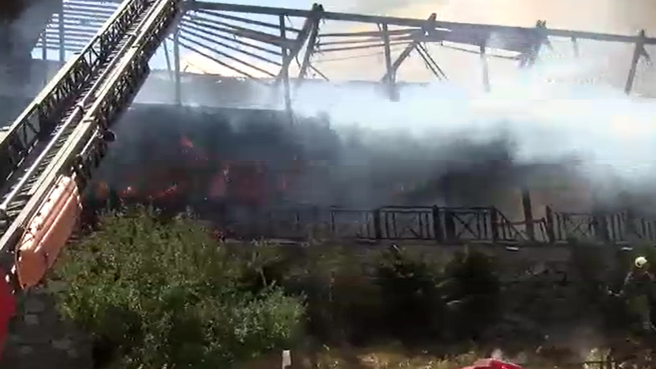 İstanbul Maltepe'de bir restoranda çıkan yangına müdahale eden itfaiye ekipleri.
