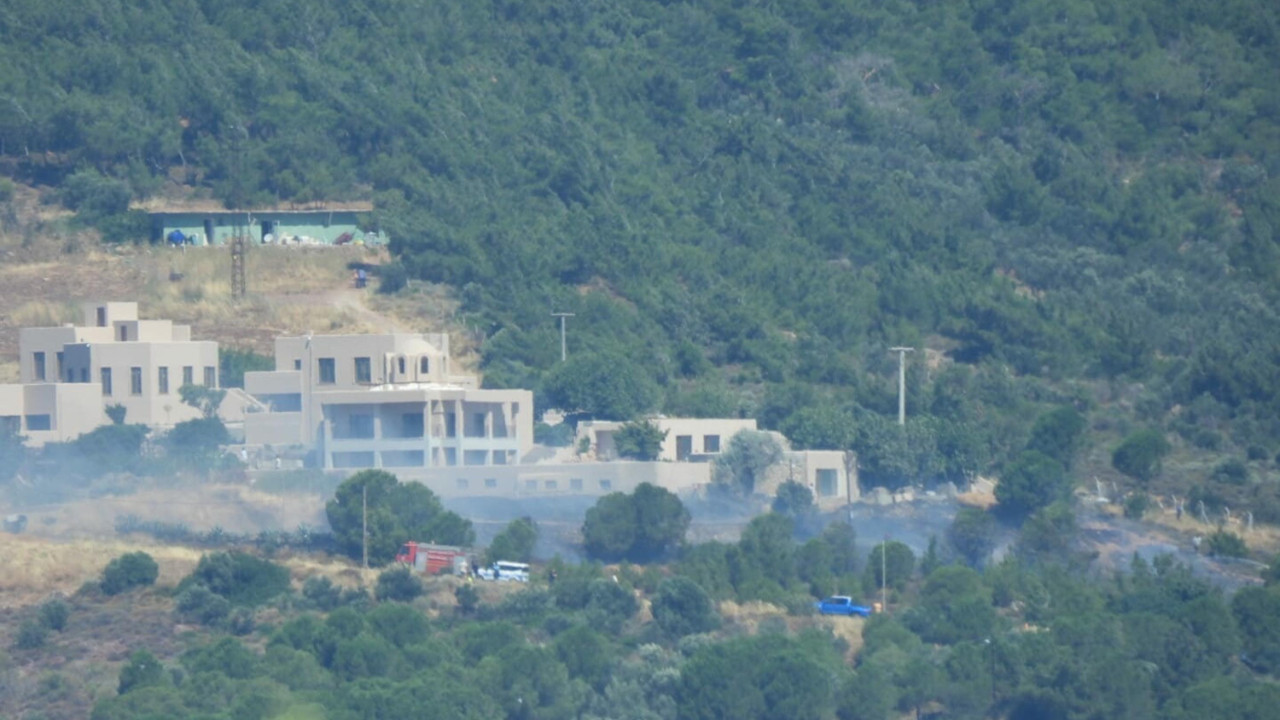 Balıkesir Ayvalık Cunda Adası'nda orman yangını sonrası dumanlar görülüyor.
