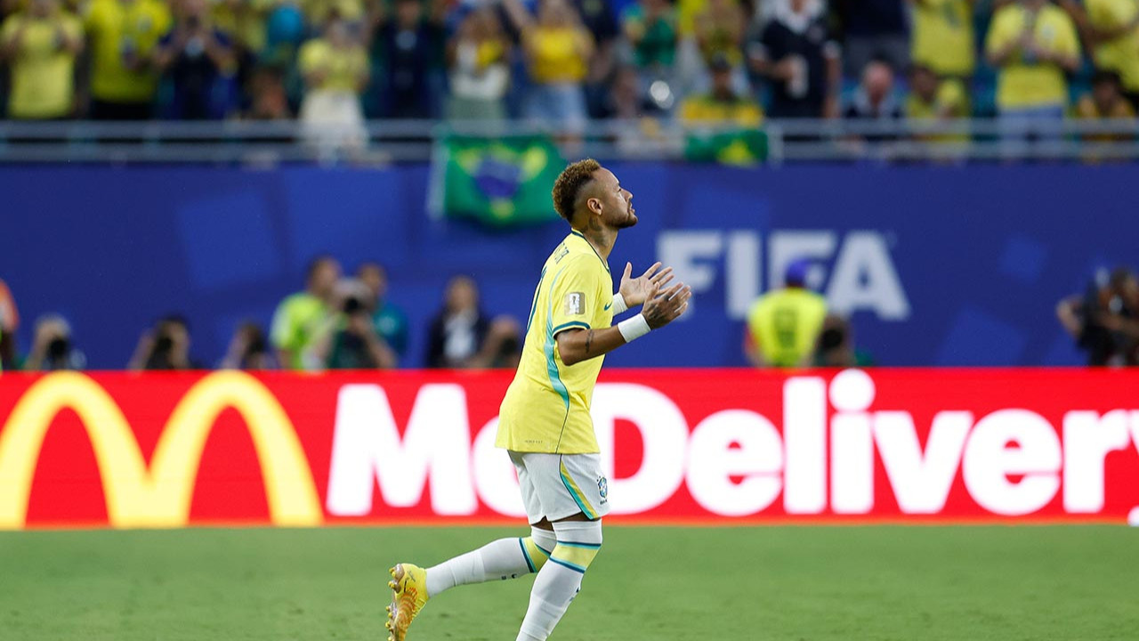 Neymar Brezilya Milli Takım formasıyla maçı izliyor.