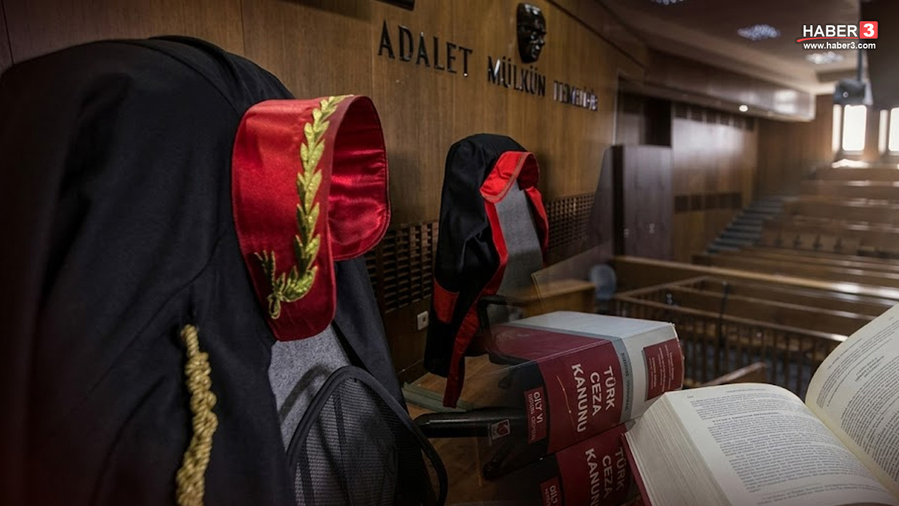 Bursa'da bir köy kahvehanesi önünde jandarma ekipleri.