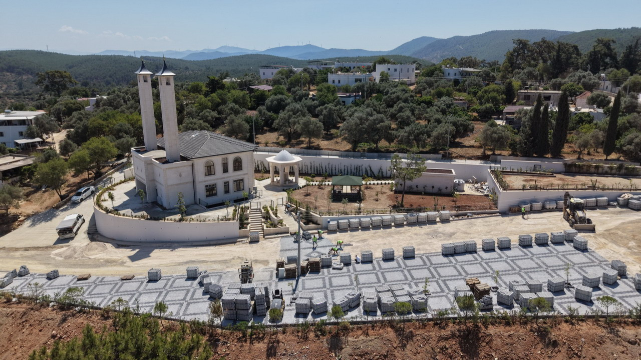 Bodrum'da Çamlık Cami önü meydanında düzenleme çalışmaları devam ediyor.