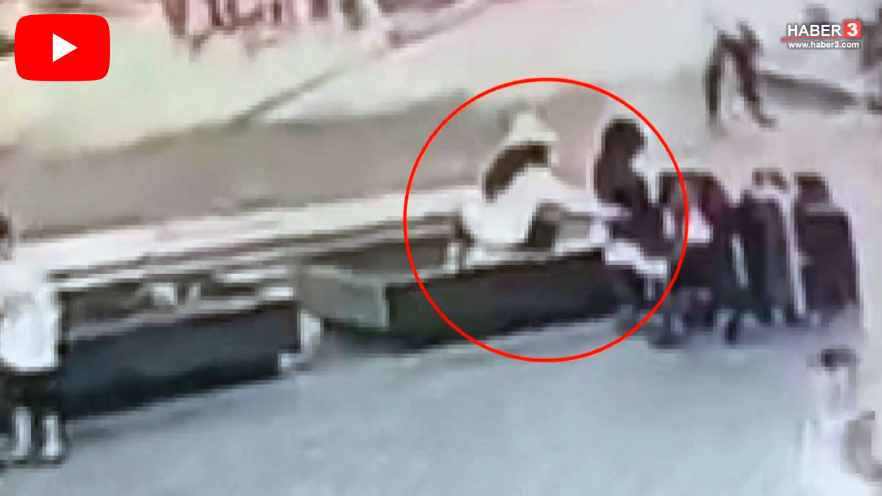 İstanbul Fatih'te bankta oturan kişilerin çantalarını çalmaya çalışırken suçüstü yakalanan şüpheli polisler tarafından gözaltına alınıyor.