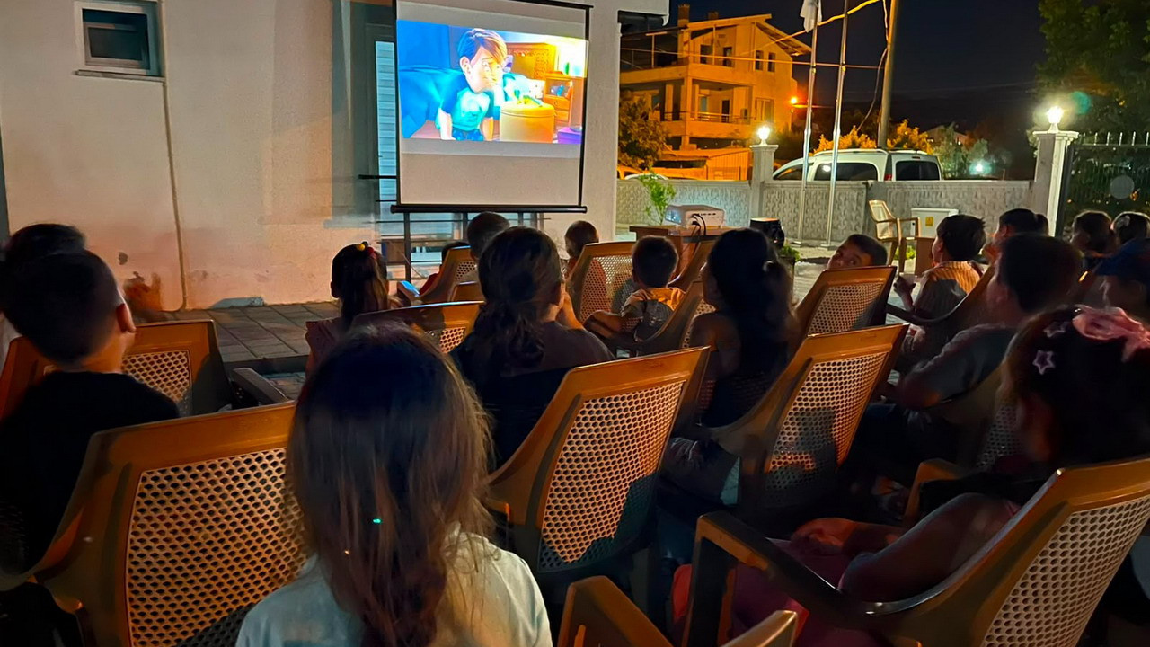 Muğla'da sinema salonunda film izleyen çocuklar