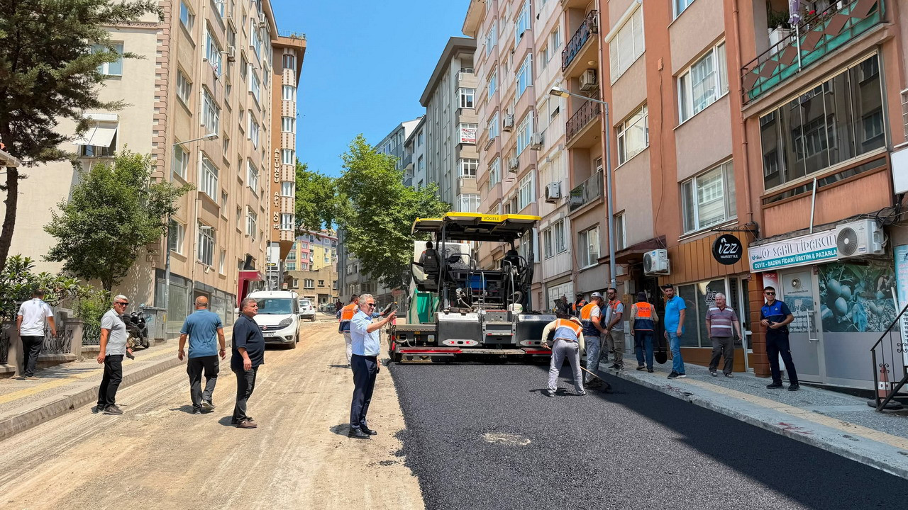 Bandırma'da İnönü Caddesi'nde asfaltlama çalışması yapan belediye ekipleri