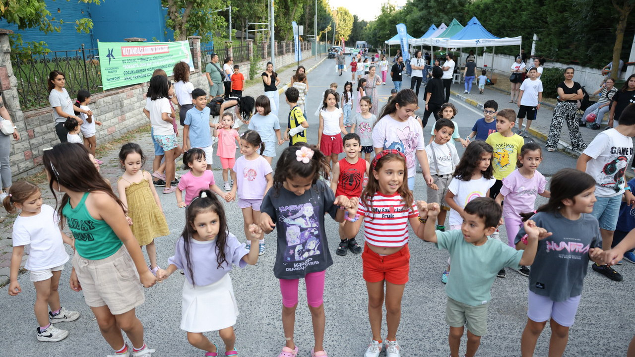 Küçükçekmece'de düzenlenen Sokakta Oyun Var etkinliğinde çocuklar geleneksel oyunlar oynuyor.