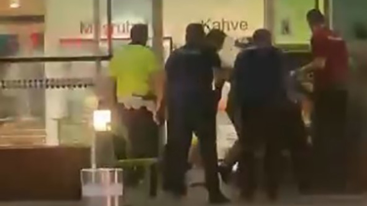 İzmir Adnan Menderes Havalimanı'nda polis ekipleri.