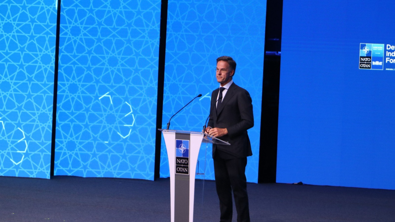 NATO Genel Sekreteri Mark Rutte konuşma yaparken
