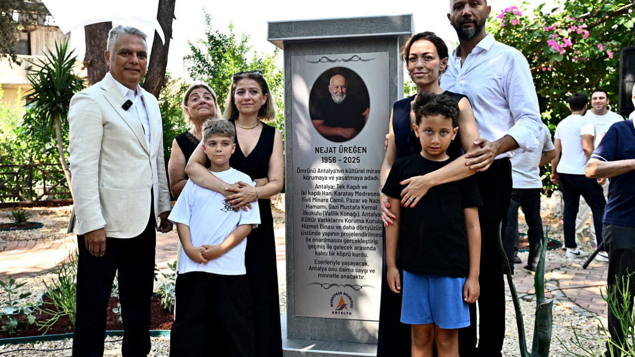 Mimar Nejat Üreğen'in adının verildiği parkın tabelası