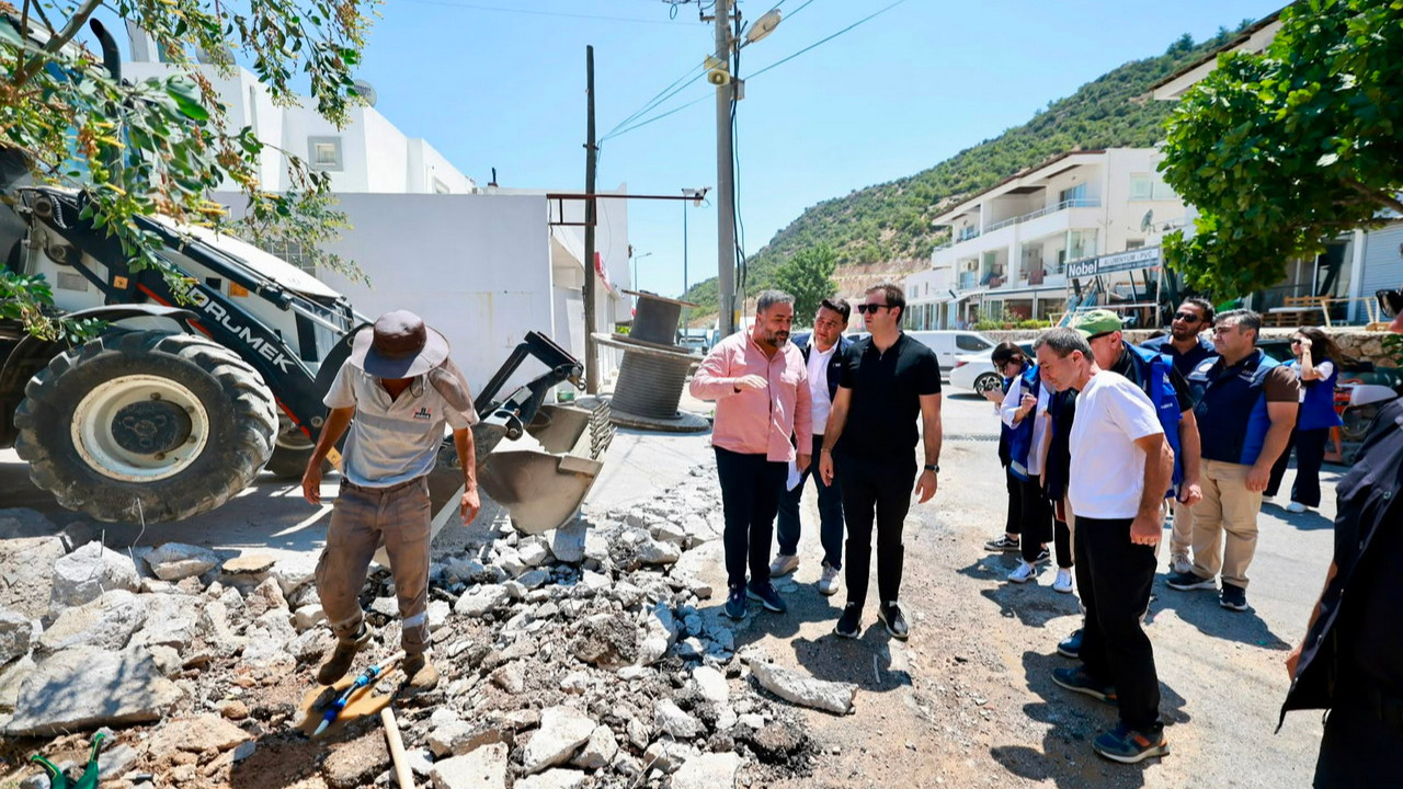 Bodrum Belediye Başkanı Tamer Mandalinci Konacık Mahallesi'nde esnafı ziyaret ederken