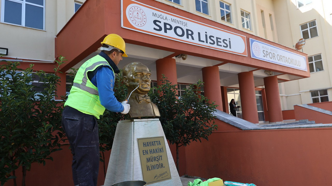 Muğla'da bir okulun dış cephesinde bakım çalışması yapılıyor.