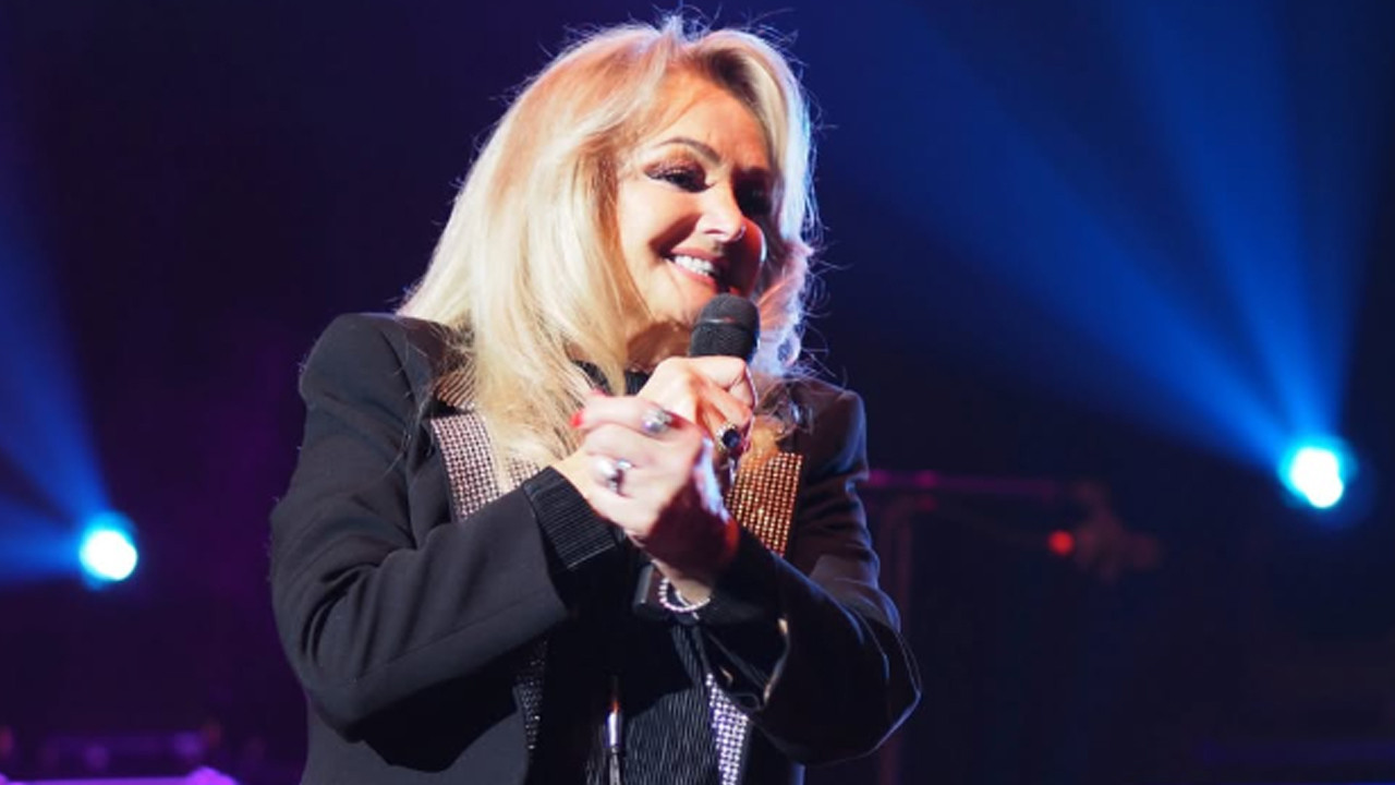 Bonnie Tyler'ın bir sahne performansı sırasında çekilmiş fotoğrafı.