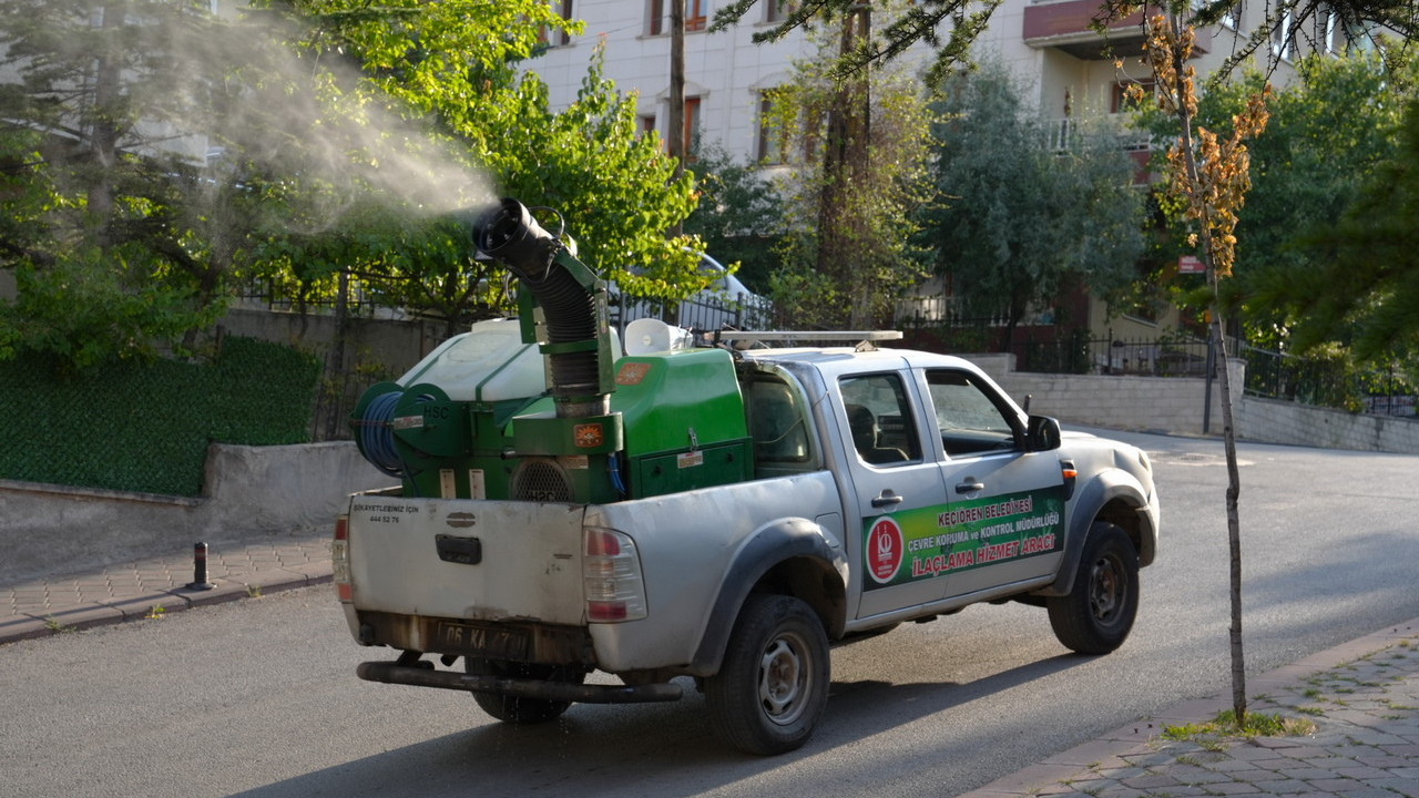 Keçiören Belediyesi ekipleri tarafından yapılan ilaçlama çalışması.