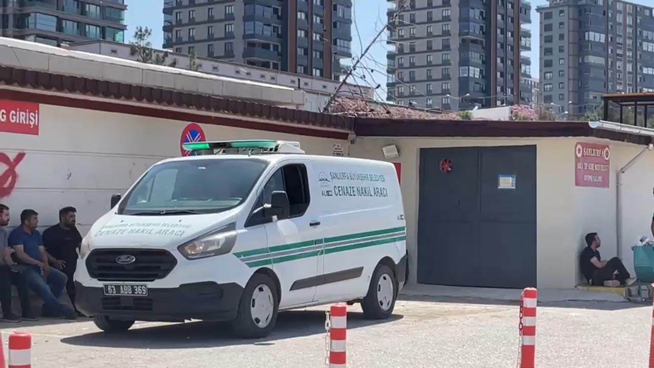 Şanlıurfa'da bir telefoncu dükkanına silahlı saldırı düzenlendiği ve bir kişinin hayatını kaybettiği olaya ilişkin haber.