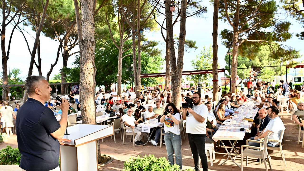 Muratpaşa Belediye Başkanı Ümit Uysal, Engelsiz Kafe'de düzenlenen aşure etkinliğinde konuşma yaparken.