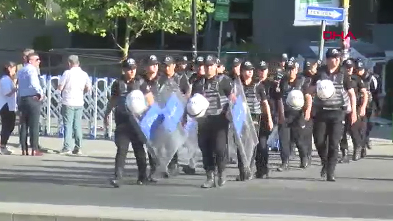 Çankaya Belediyesi binası önünde polis ekiplerinin olduğu bir görüntü.