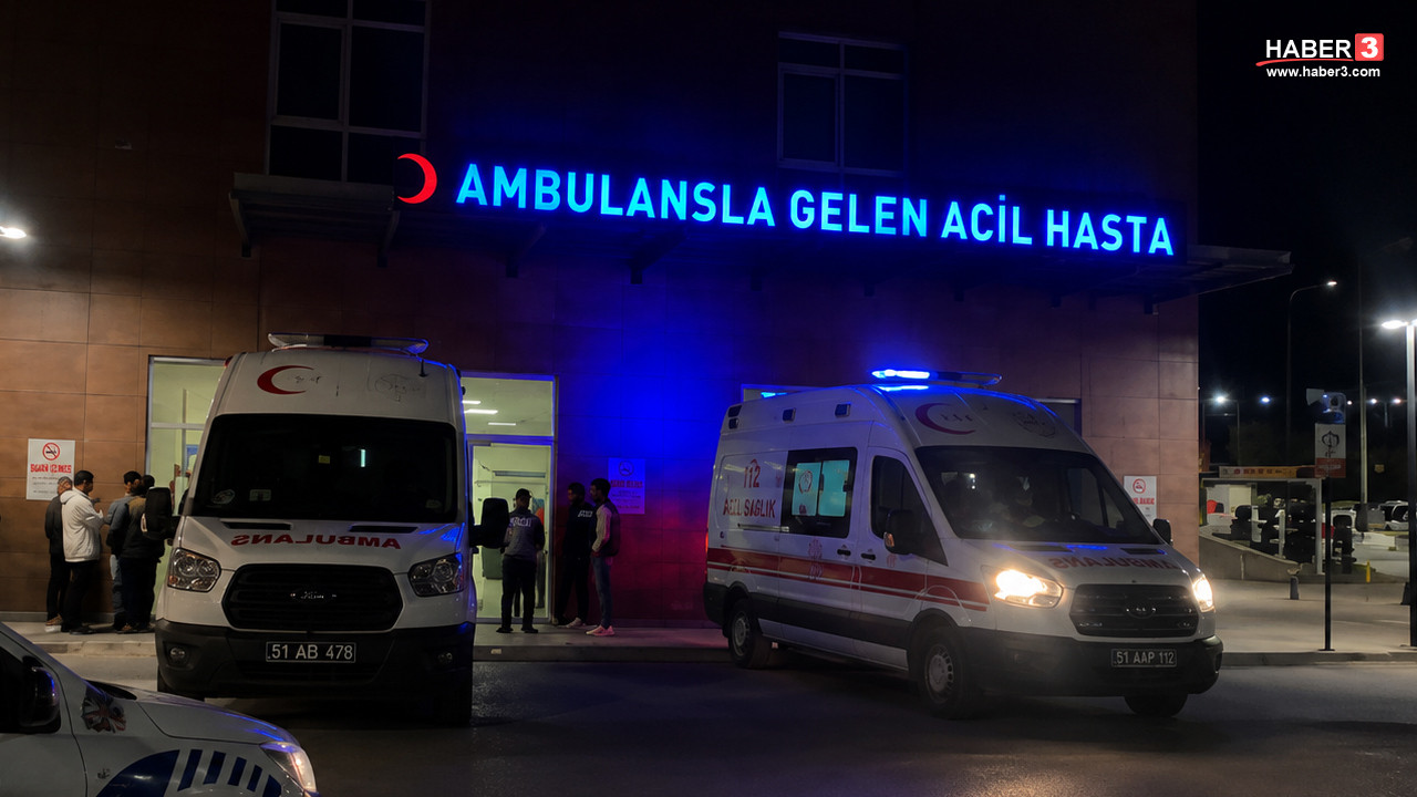 Niğde'de bir düğünde havaya ateş açılması sonucu yaşamını yitiren kişinin cenazesinin taşınması.