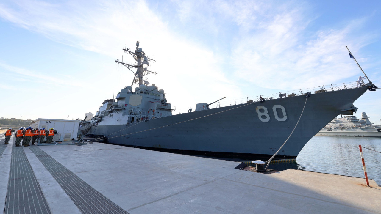 ABD Deniz Kuvvetleri'ne ait güdümlü füze destroyeri USS Roosevelt'in Mersin Limanı'na demirlemiş hali.