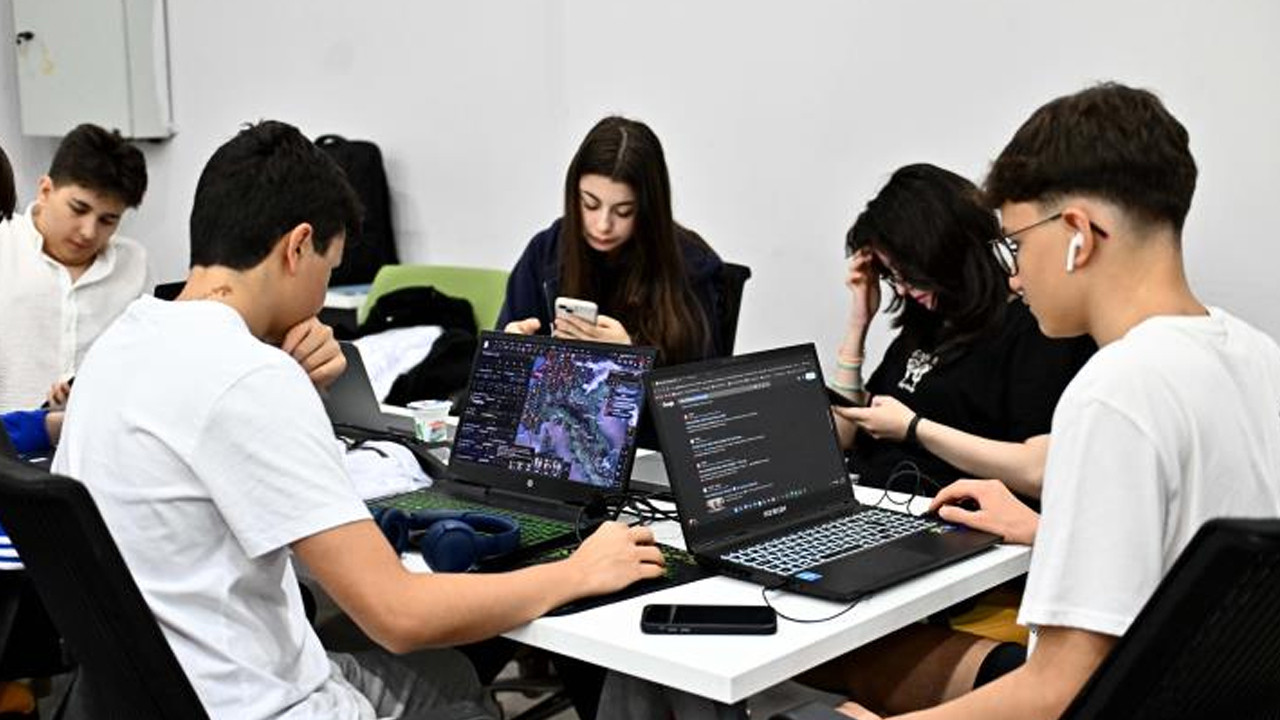 Muratpaşa Belediyesi'nde girişimcilere yapay zeka eğitimi veriliyor.