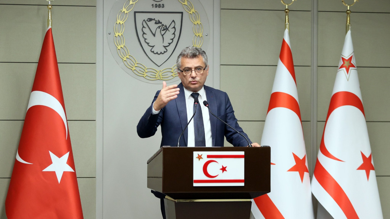 KKTC Cumhurbaşkanı Tufan Erhürman hastaneden taburcu edilirken çekilmiş bir fotoğraf.