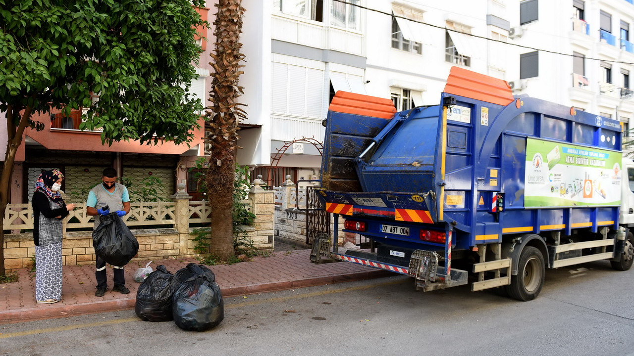 Konuksever Mahallesi sakinlerinin geri dönüştürülebilir atıkları topladığı bir sahne.