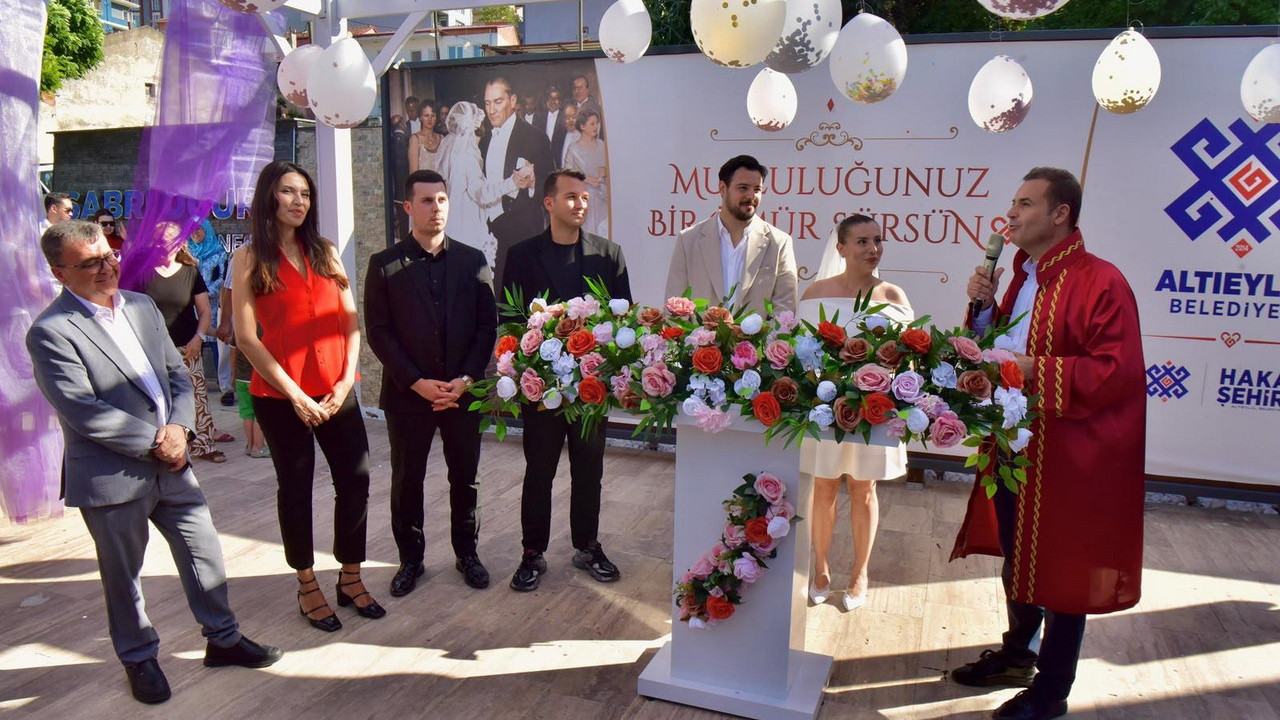 Altıeylül'de hizmete açılan açık hava nikah salonu