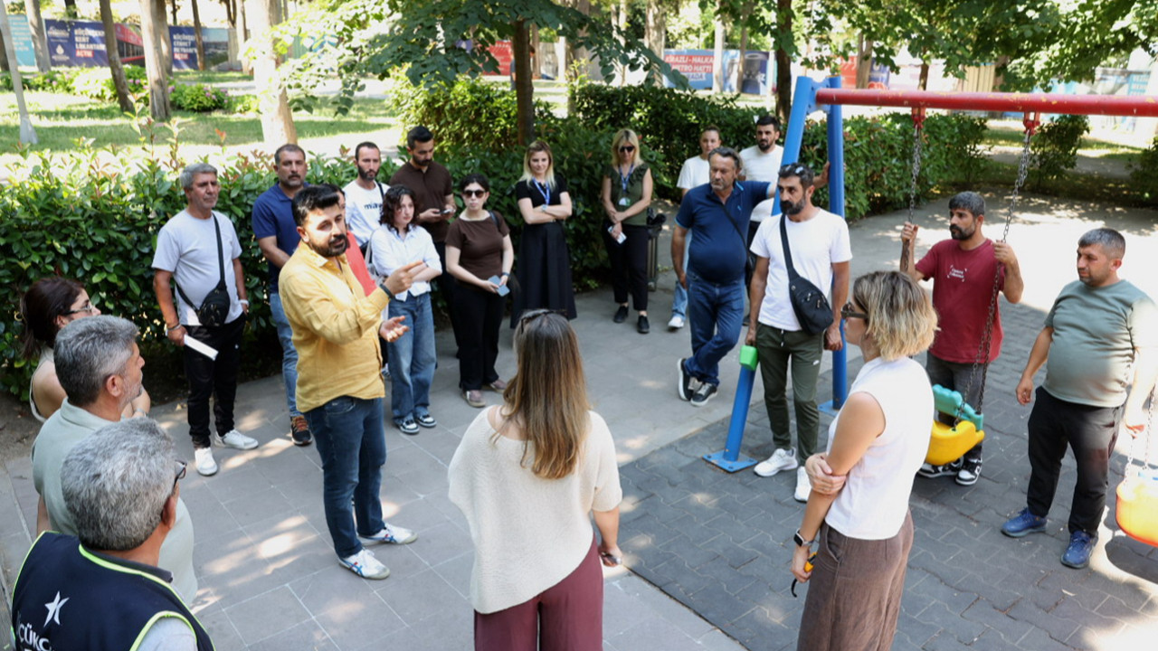 Küçükçekmece Belediyesi'nde görevli personelin oyun alanı güvenliği eğitimi aldığı görsel.