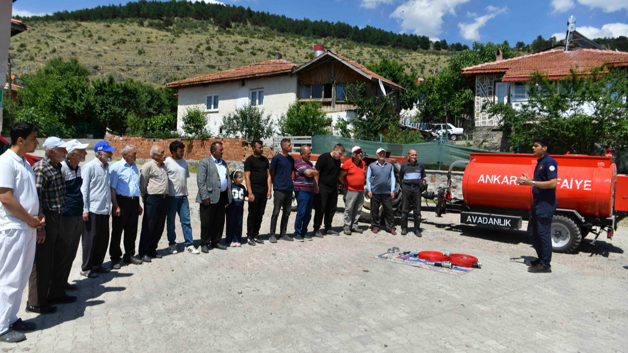 Ankara Büyükşehir Belediyesi tarafından kırsal mahallelere dağıtılan yeni yangın söndürme tankerlerinden birinin görüntüsü.