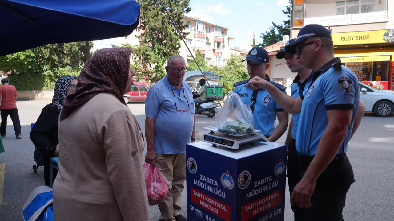 Kartal Belediyesi zabıta ekipleri tarafından semt pazarında kurulan mobil tartı kontrol noktası.
