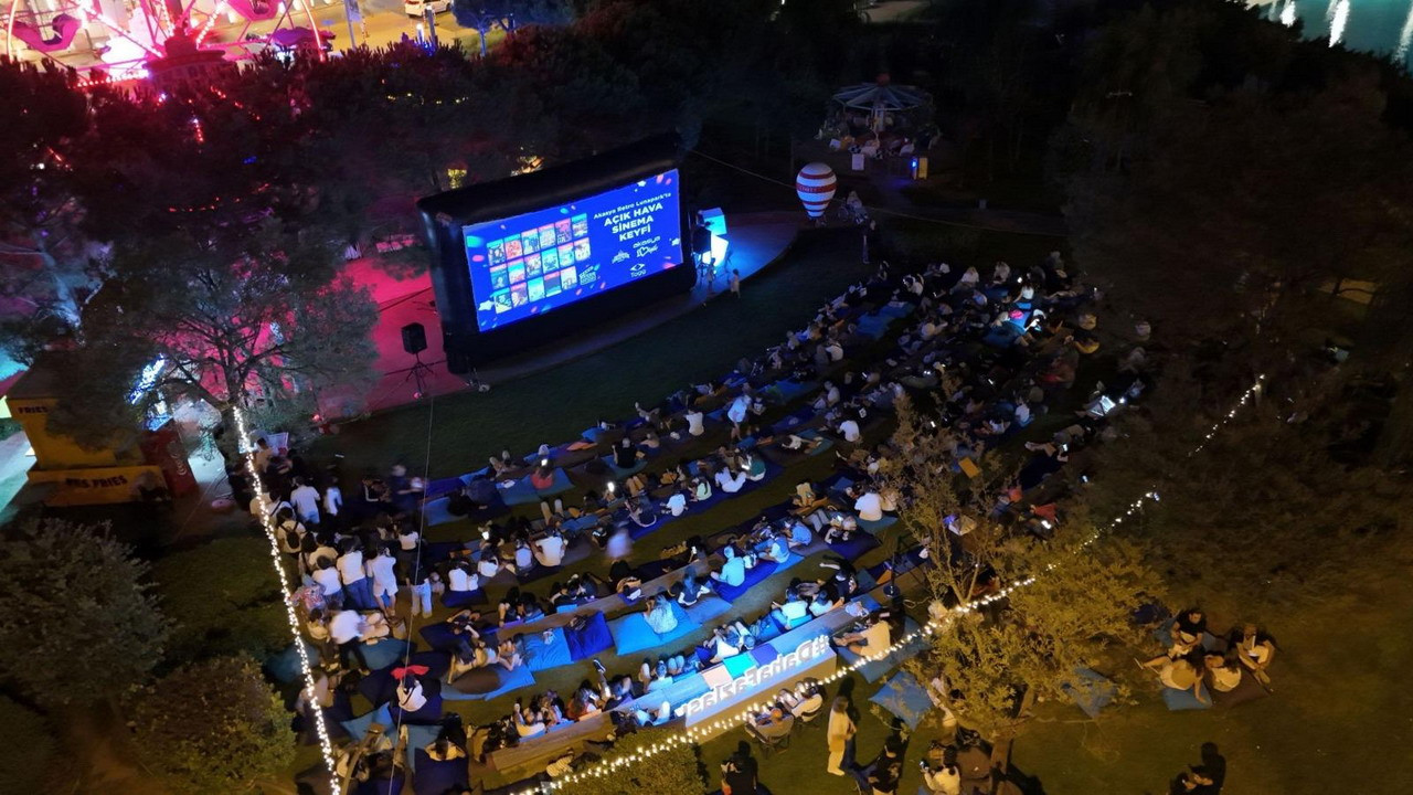 Akasya Açık Hava Sineması etkinliği kapsamında filmler gösteriliyor.