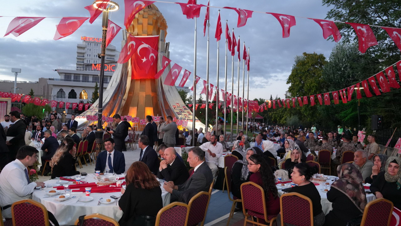 Keçiören'de 15 Temmuz Şehitleri Anıtı'nda düzenlenen anma programından bir görüntü.