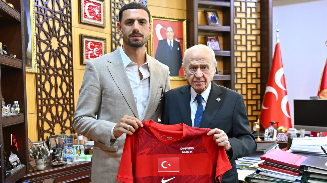 Milli futbolcu Merih Demiral, MHP Genel Başkanı Devlet Bahçeli'ye milli takım forması hediye ediyor.