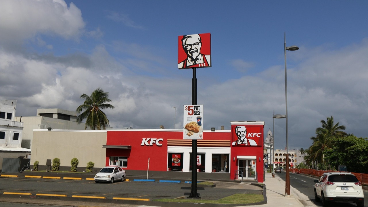 KFC restoranı önünde tabelası olan bir bina.