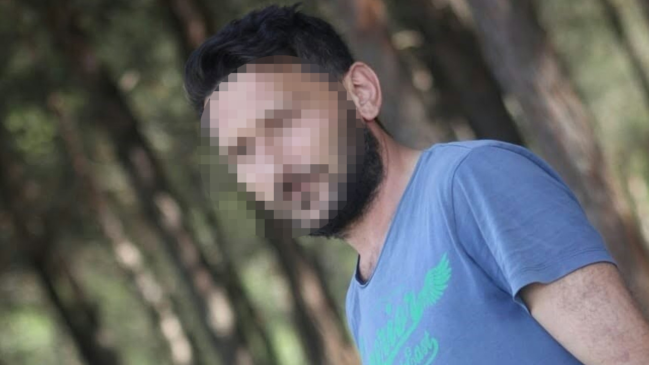Samsun'un Vezirköprü ilçesinde halı sahada maç yapan bir grup insan.