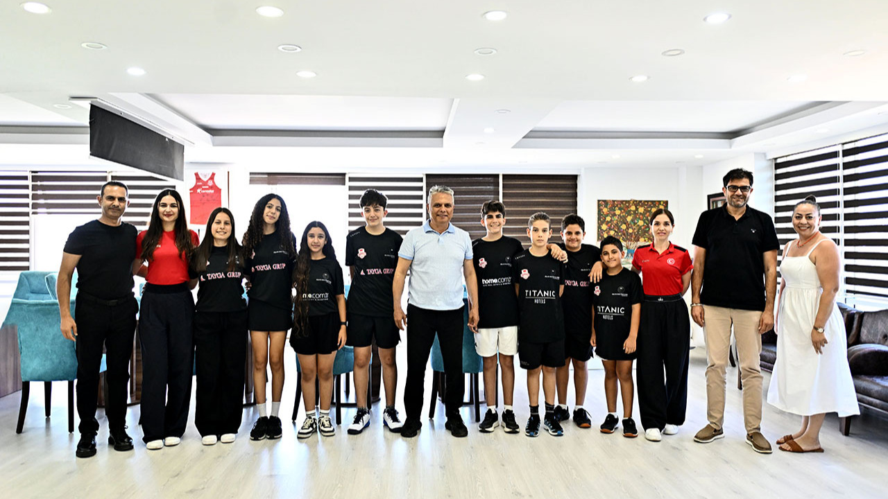 Muratpaşa Belediyespor squash takımının Türkiye Şampiyonası'ndaki başarısı sonrası Belediye Başkanı Ümit Uysal ile buluşması.
