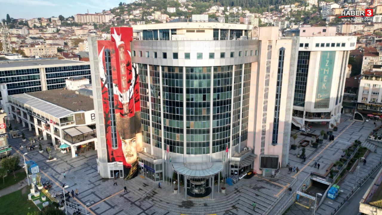 İzmit Belediyesi binası veya CHP İzmit İlçe Başkanlığı binası önünde polis ekiplerini gösteren temsili bir görsel.