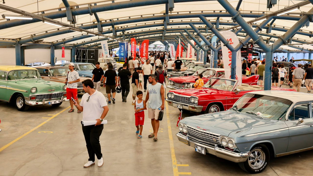 Küçükçekmece'de düzenlenen 2. Klasik Otomobil Festivali'nde sergilenen nostaljik araçlar.