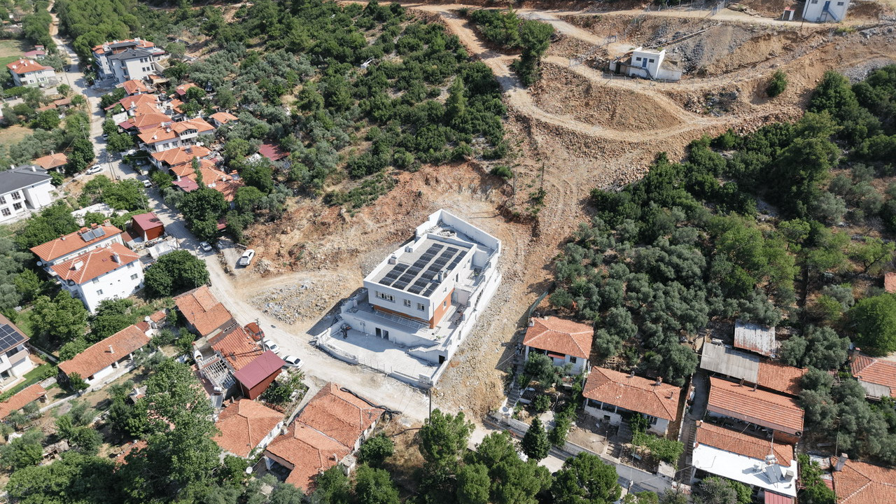 Muğla'nın Ula ilçesinde yapımı süren gündüz bakımevi projesinin inşaatından bir görüntü.
