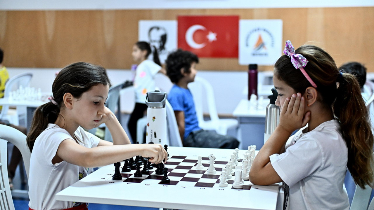 Muratpaşa Belediyesi'nin düzenlediği satranç eğitimlerinde çocuklar zihinsel becerilerini geliştiriyor.