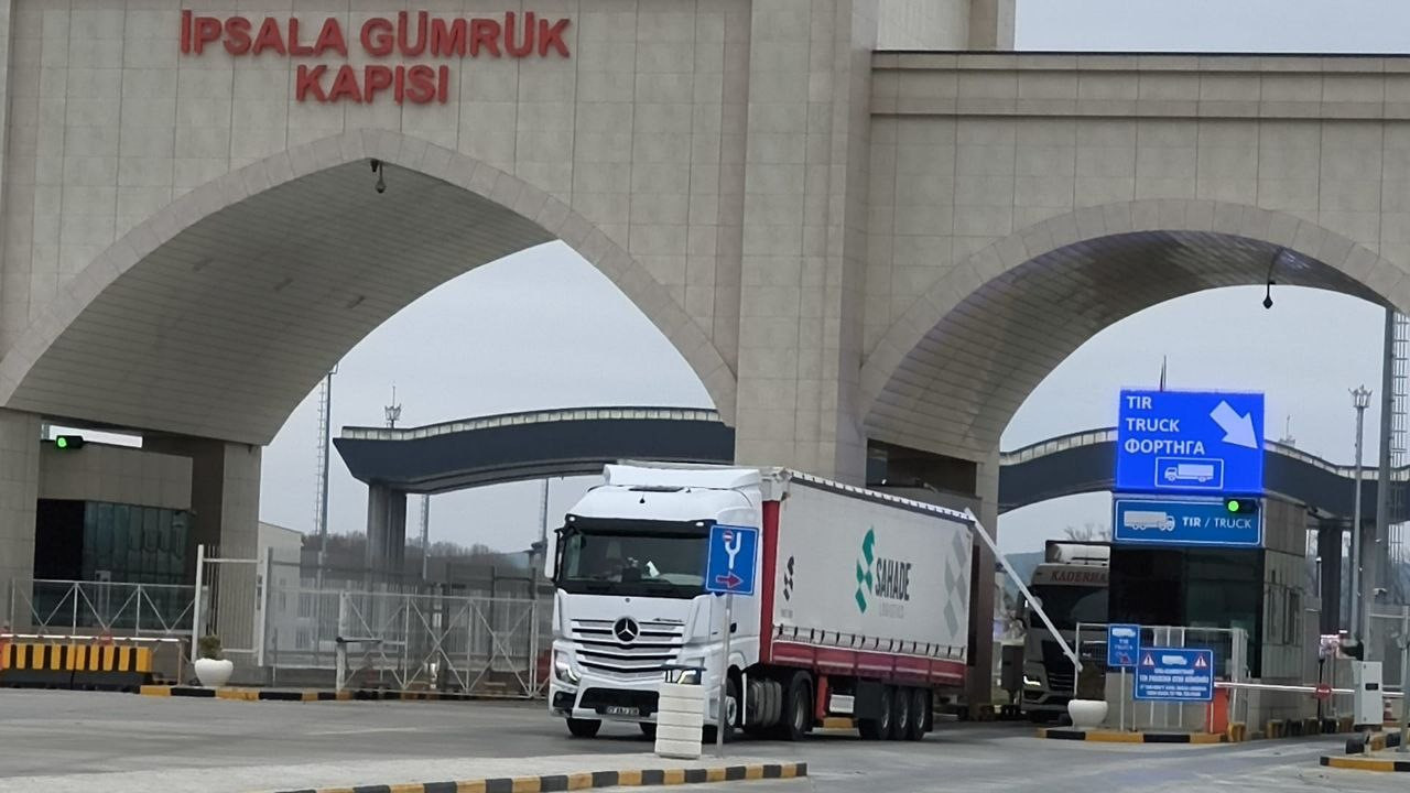 Edirne İpsala Gümrük Kapısı'nda rüşvet operasyonu kapsamında gözaltına alınan gümrük memurları.